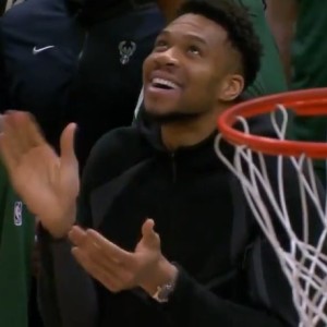 开云APP-亲兄弟连线！字母弟助飞字母哥哥空接暴扣 字母哥场下贼开心！